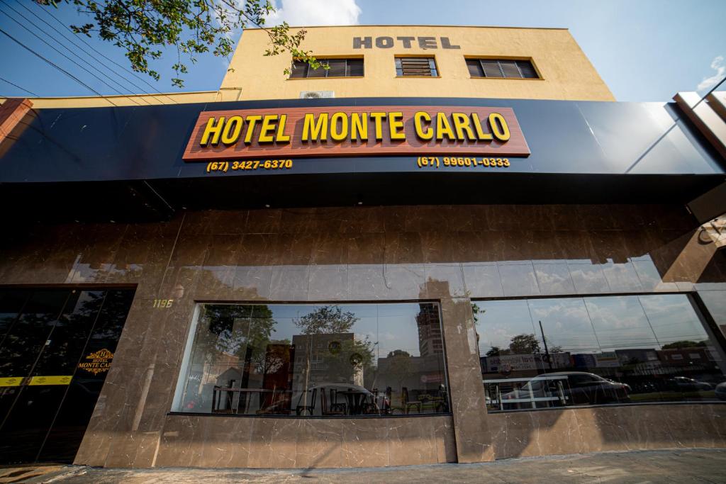 una señal de hotel en la parte delantera de un edificio en Hotel Monte Carlo, en Dourados