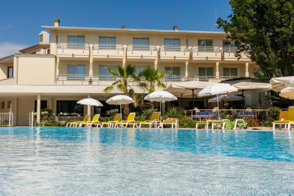 Bazén v ubytování Hotel Du Parc nebo v jeho okolí