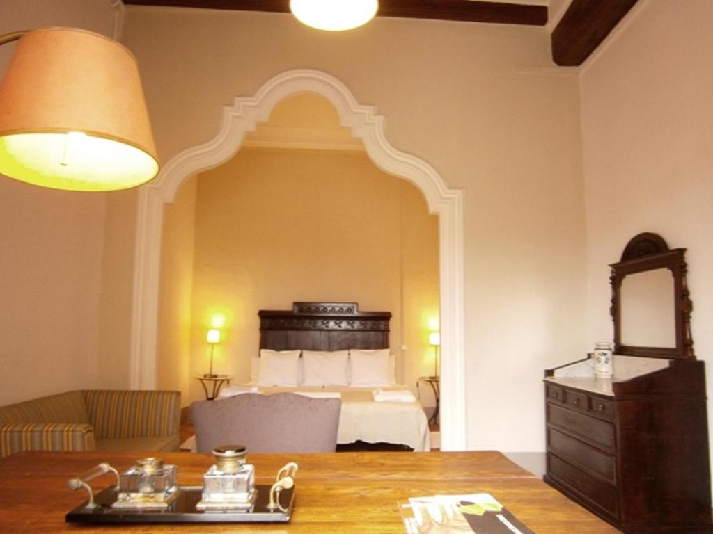 een slaapkamer met een bed, een dressoir en een tafel bij Casa l'Abadia de Santes Creus, Tarragona. in Santes Creus