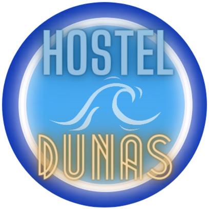 Una señal que dice Houston Dunnes con una ola en Hostel Dunas en Florianópolis