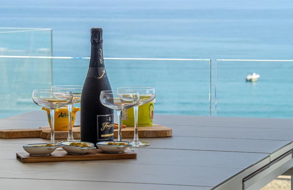 butelka wina i kieliszki na stole w obiekcie The Links II 2337 Luxury Sea View Apartment w mieście La Alcaidesa