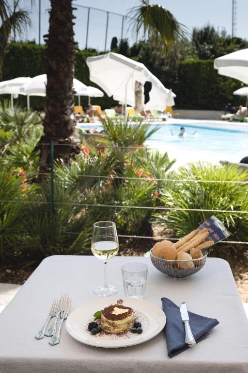 Bazén v ubytování Hotel Du Parc nebo v jeho okolí