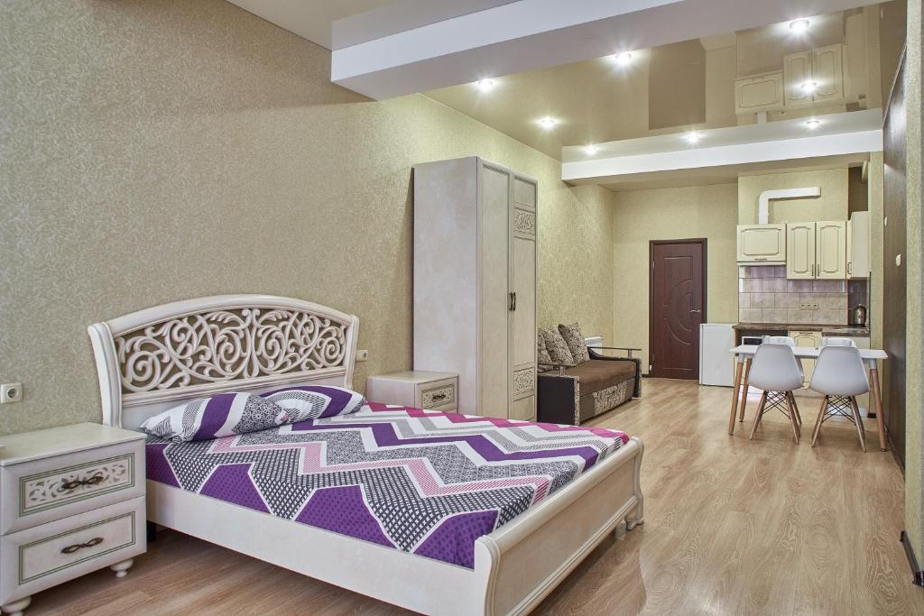 Кровать или кровати в номере Апартаменты Sevastopol Rooms Сенявина 5