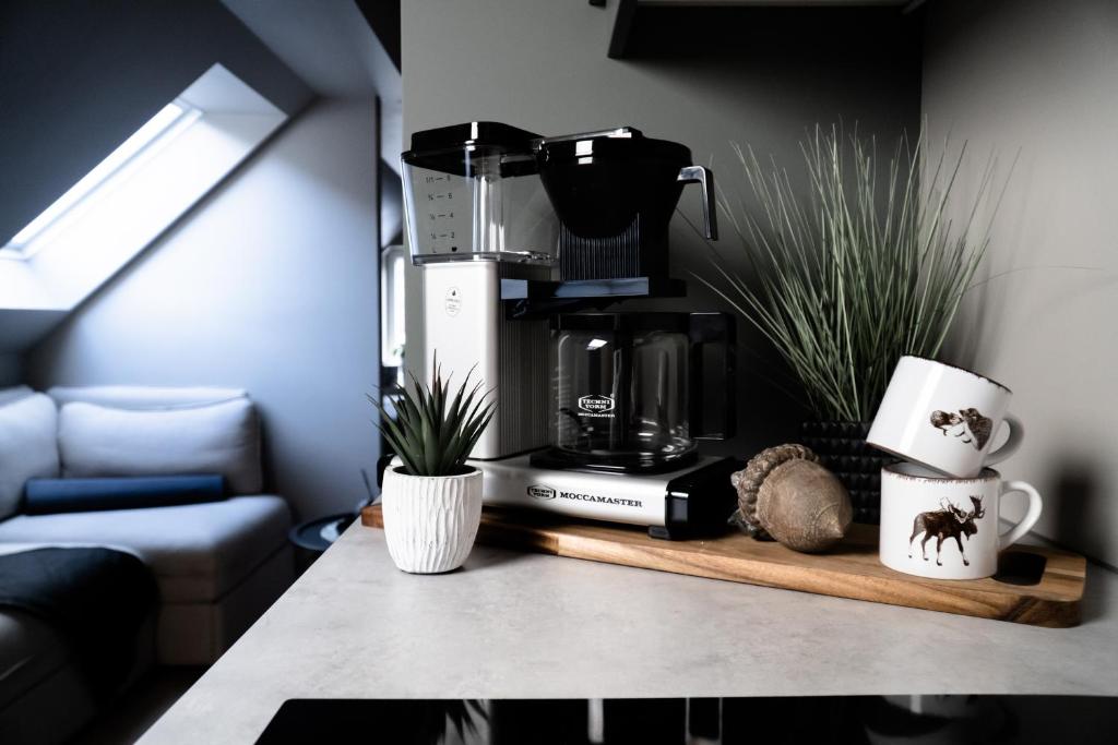 Příslušenství pro přípravu čaje a kávy v ubytování Trolltunga Odda Apartments