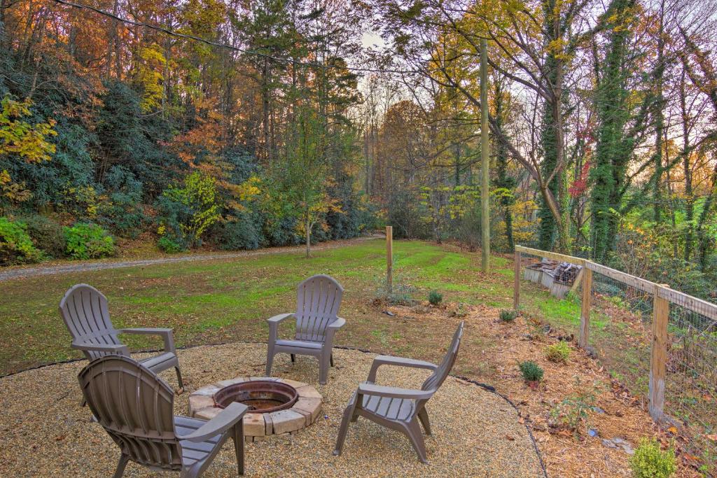 drie stoelen en een vuurplaats in een tuin bij Scenic Hendersonville Escape - Pets Welcome! in Hendersonville