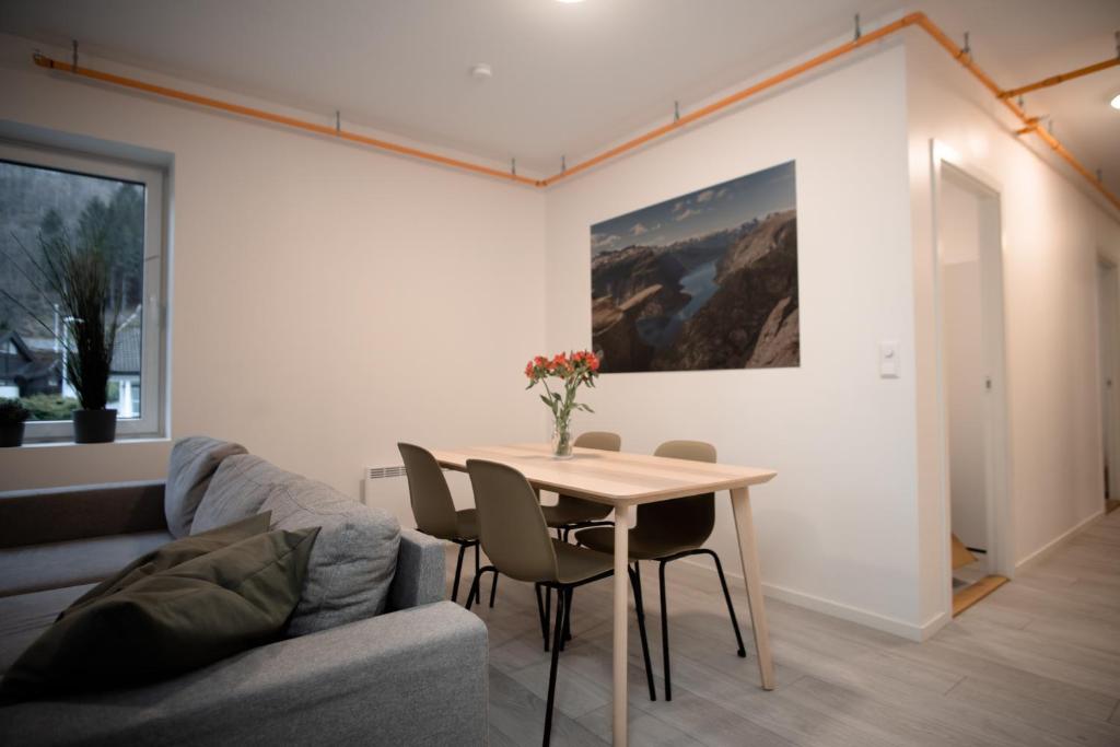 Posezení v ubytování Trolltunga Odda Apartments