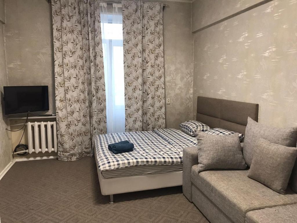 モスクワにあるKvartira Svobodna - Comfortable apartments at Taganskayaのリビングルーム(ソファ、テレビ付)