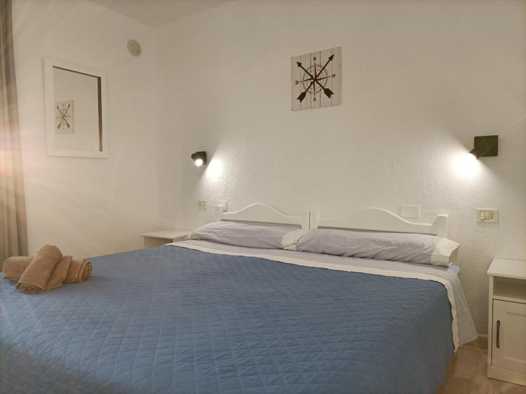 sypialnia z dużym łóżkiem i niebieskim kocem w obiekcie CALIMA Lodge Corralejo w Corralejo
