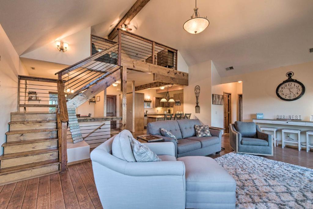 PetFriendly Branson West Lodge with Hot Tub!, Branson West (updated