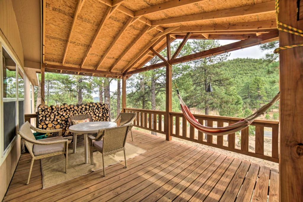 Un porche con una hamaca y una mesa y sillas. en Hilltop Hideout with Peaceful Mountain Views, en Cleveland