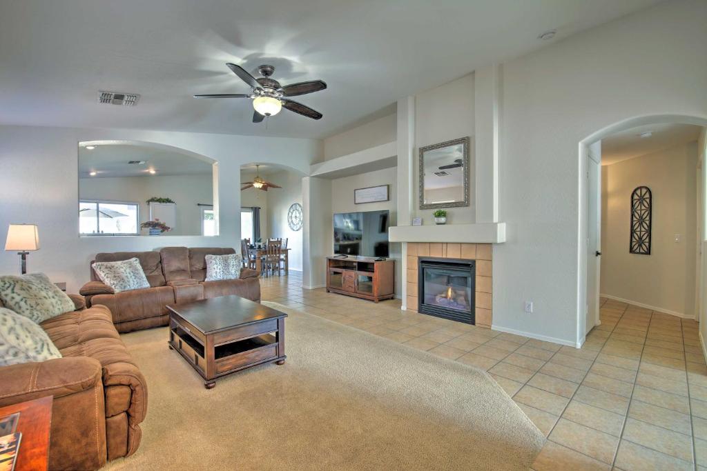 Χώρος καθιστικού στο Private Pool and Patio Home in Surprise!