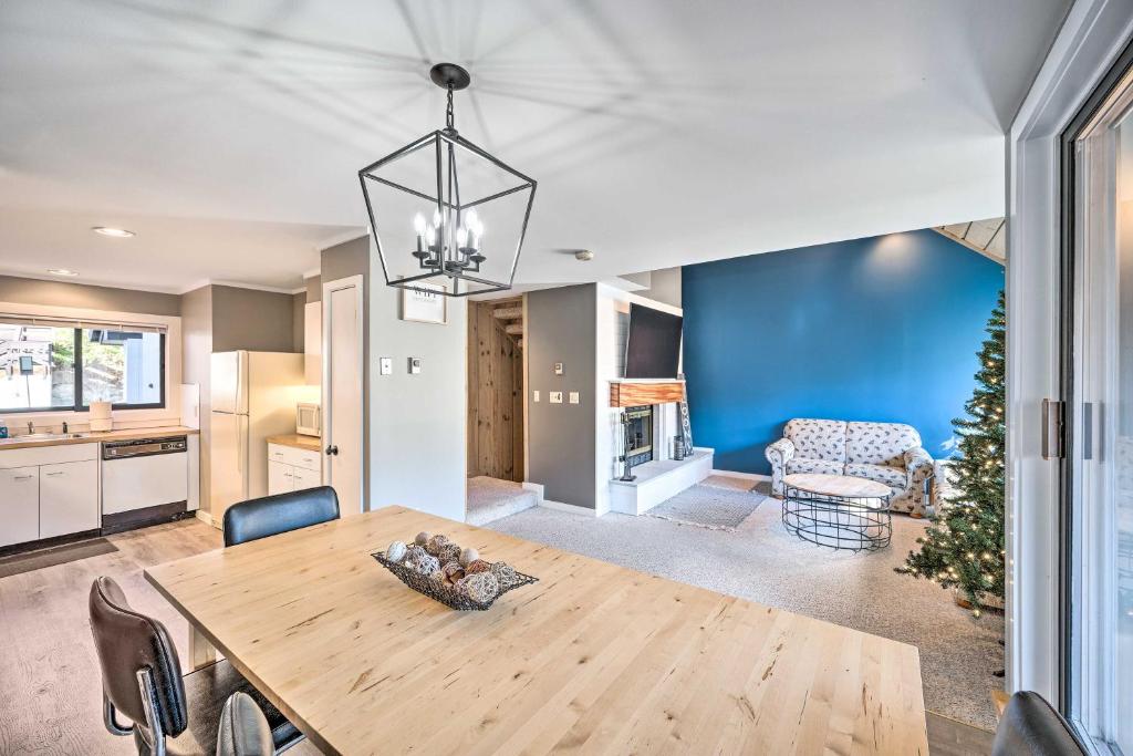 Un comedor con una mesa y un árbol de navidad. en Lincoln Retreat with Village of Loon Amenity Access, en Lincoln