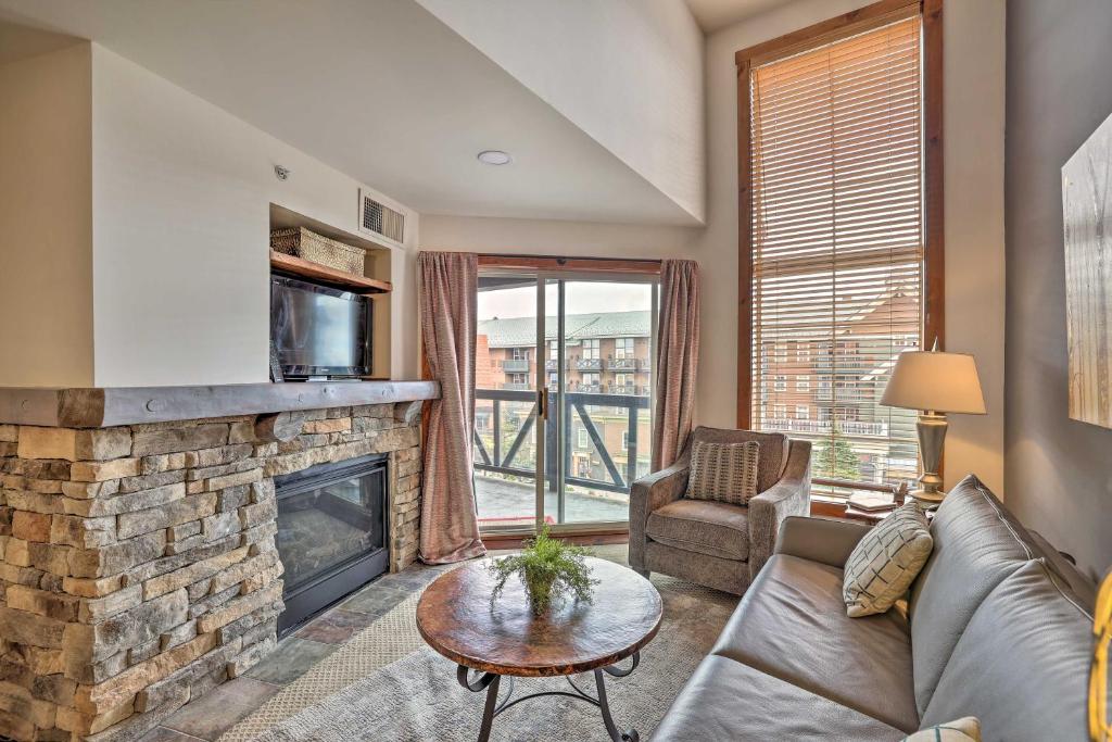 Istumisnurk majutusasutuses Ski-InandOut Condo in Snowshoe Mountain Resort!