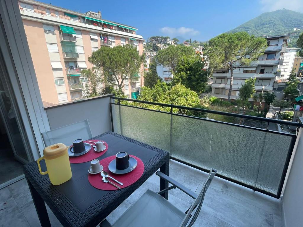 stół z dwoma kubkami i spodkami na balkonie w obiekcie Casa Patty w Rapallo