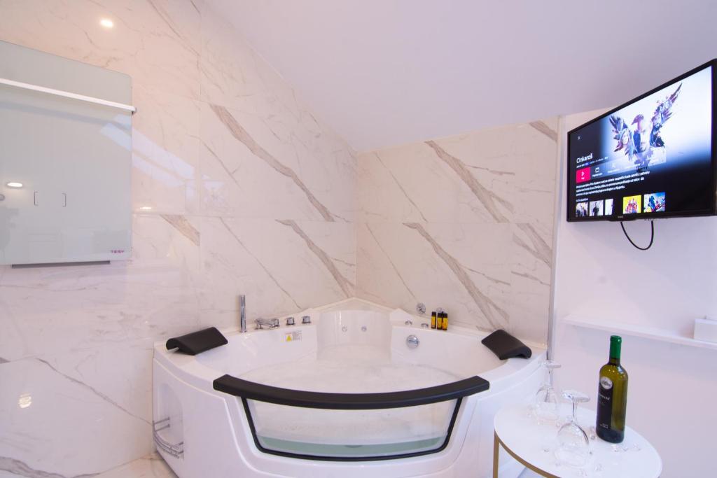TV a/nebo společenská místnost v ubytování Lumiere Luxe Suites