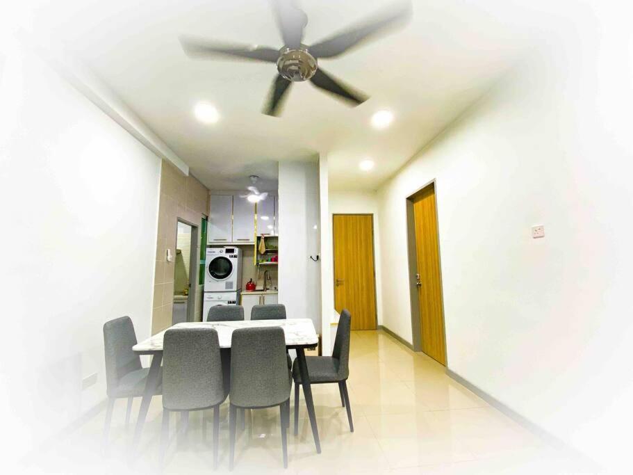 - une salle à manger avec un ventilateur de plafond, une table et des chaises dans l'établissement Harith sofea condo with pool, à Kuala Terengganu