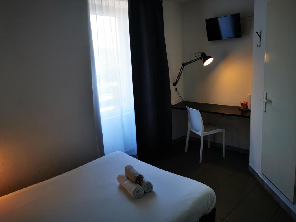 Postel nebo postele na pokoji v ubytování Hôtel Le Ponson