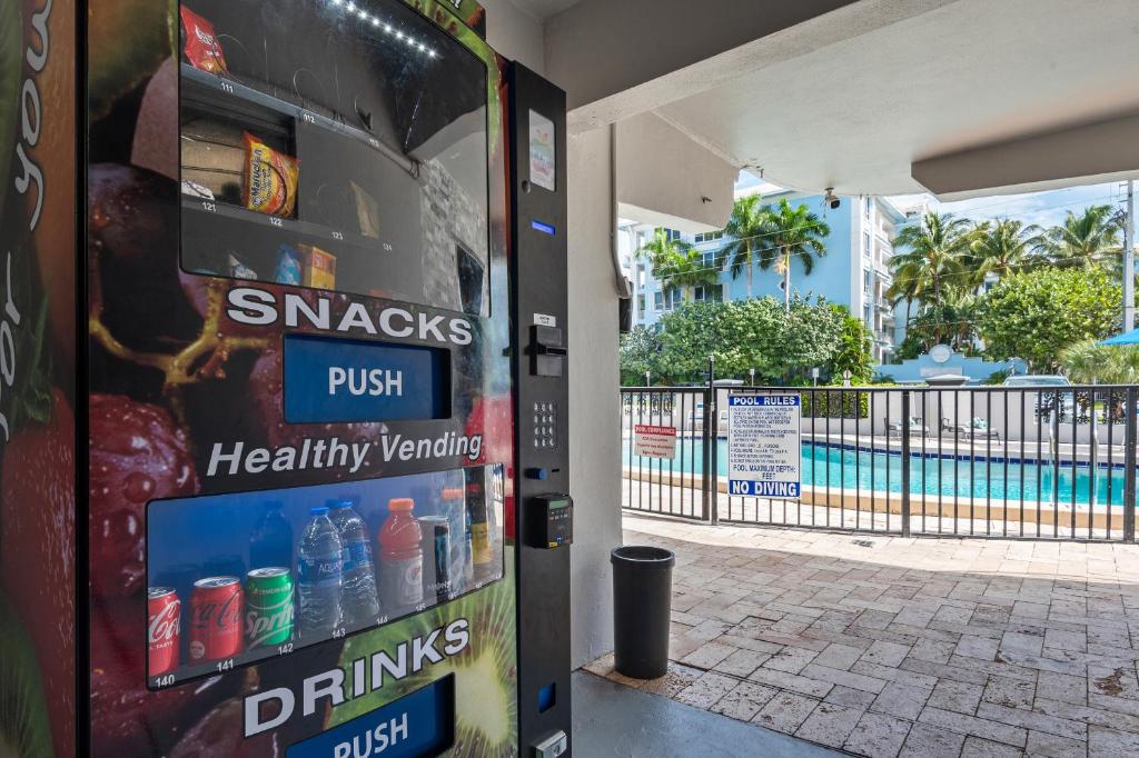 Bazén v ubytování Avalon Resort of Deerfield Beach nebo v jeho okolí