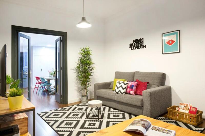 sala de estar con sofá y mesa en Traveller House en Barcelona