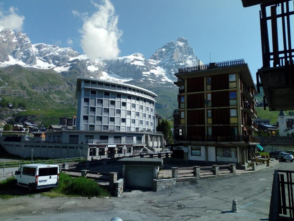 budynek z górą w tle w obiekcie New Bilocale Centro vista Cervino w mieście Breuil-Cervinia