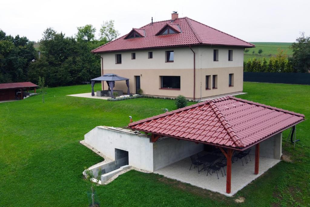 einen Blick über ein Haus mit rotem Dach in der Unterkunft Penzion Bez Modrého Páva in Štramberk