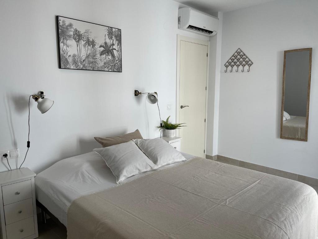 Postel nebo postele na pokoji v ubytování New Townhouse in the heart of Nerja with Jacuzzi