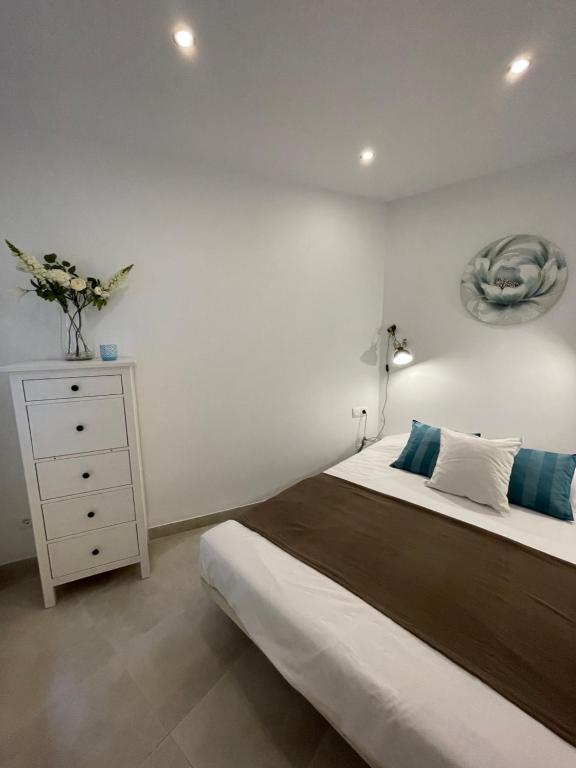 Postel nebo postele na pokoji v ubytování New Townhouse in the heart of Nerja with Jacuzzi