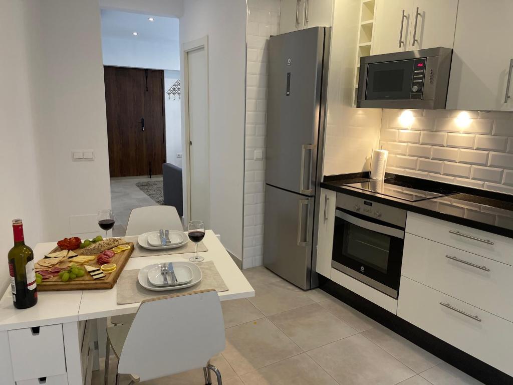 Kuchyň nebo kuchyňský kout v ubytování New Townhouse in the heart of Nerja with Jacuzzi