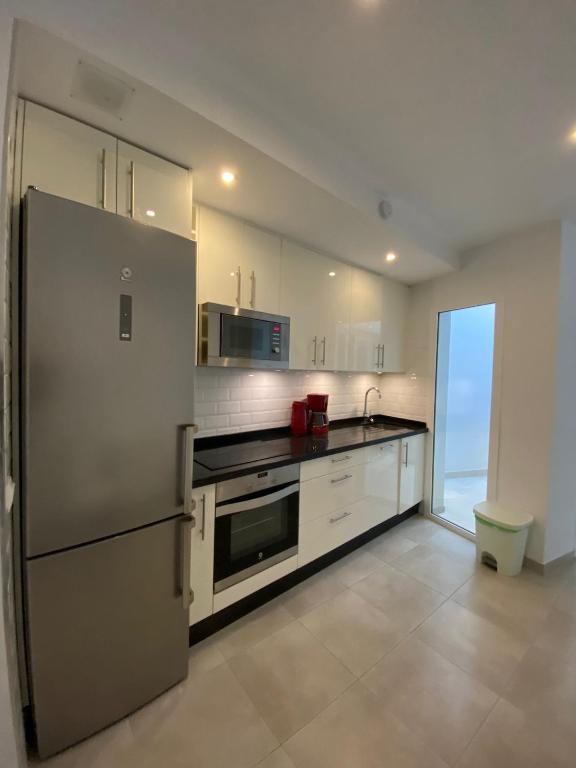 Kuchyň nebo kuchyňský kout v ubytování New Townhouse in the heart of Nerja with Jacuzzi