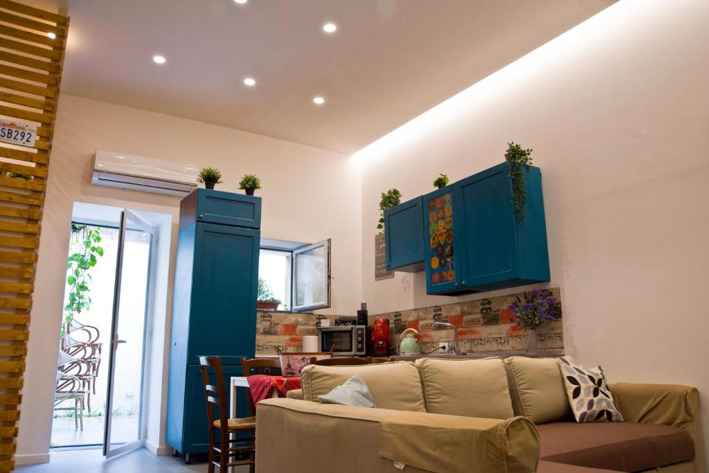 - un salon avec des armoires bleues et un canapé dans l'établissement Casa Al Vino, à Portici