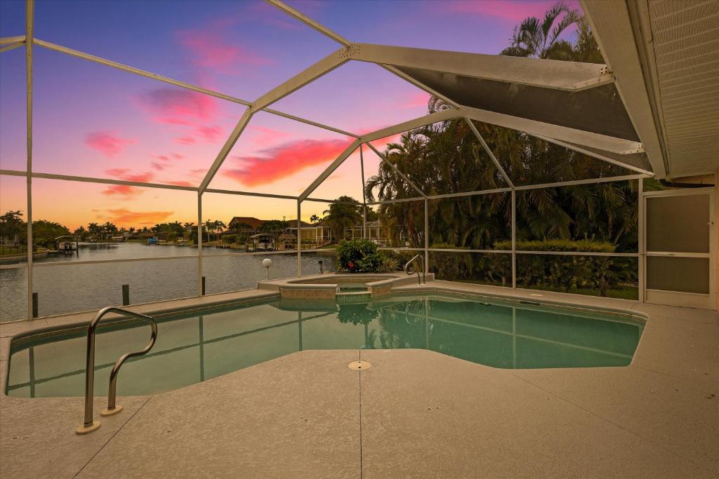 Pet Friendly Paradise with Heated Pool & Spa Villa Tropic Holiday