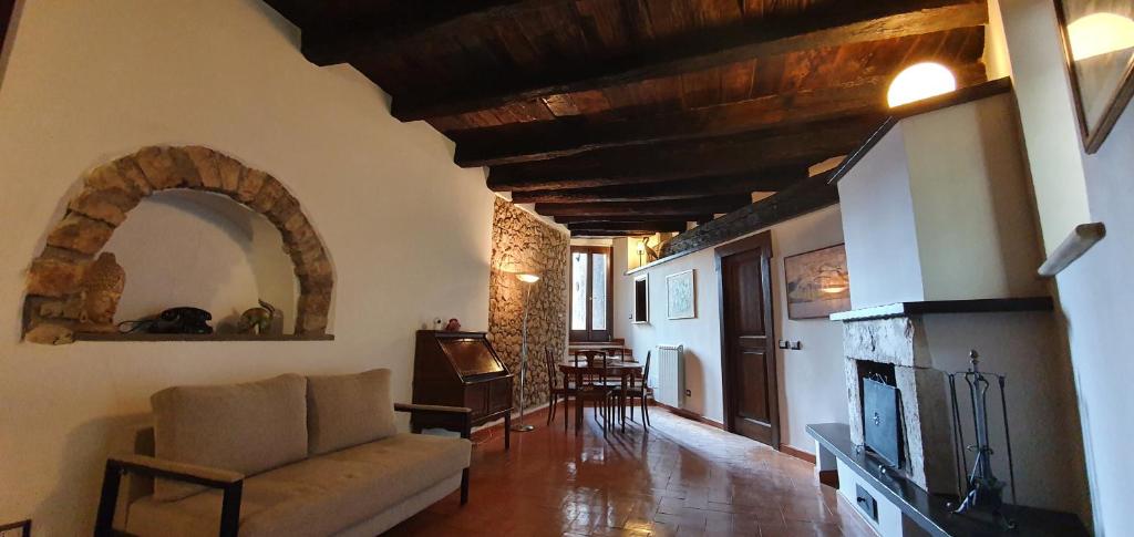 塞莫內塔的住宿－casa vacanze belvedere，带沙发和壁炉的客厅