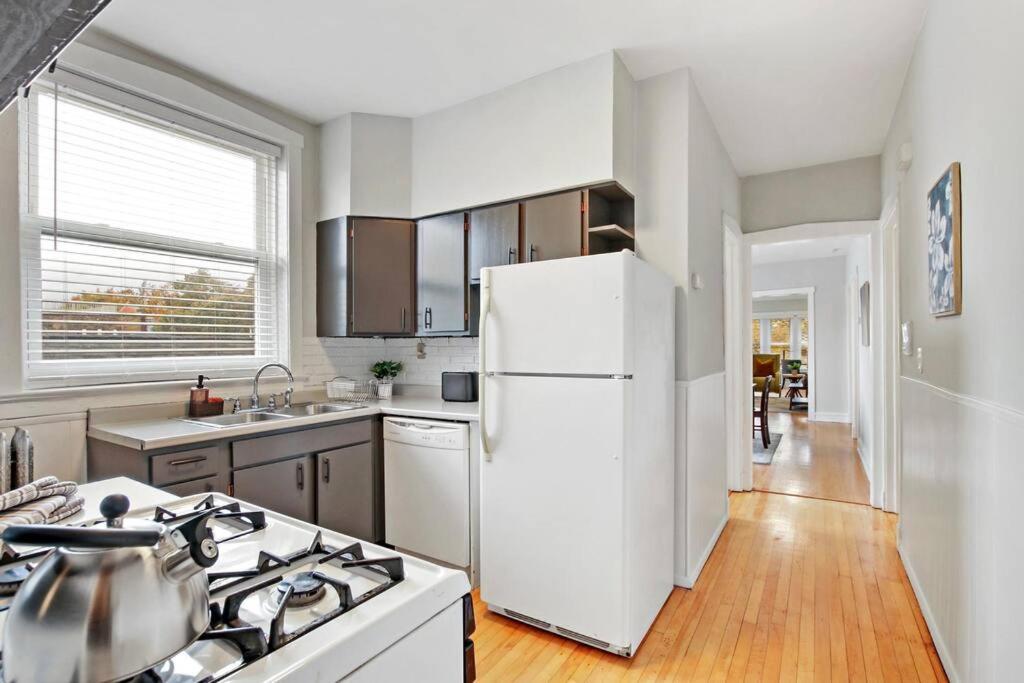 Roomy 2BR Apt close to Shops, Dining u0026 Transpo - Eastwood 3F, Chicago –  Updated 2023 Prices