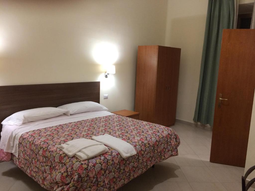 Uma cama ou camas num quarto em Albergo Enrica
