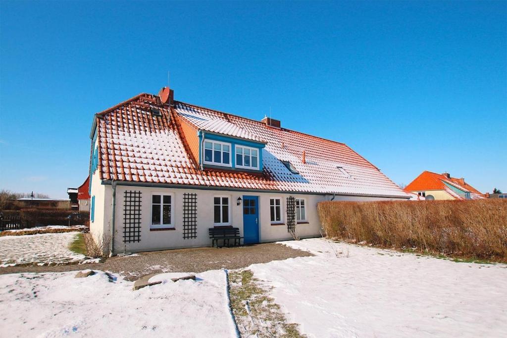 una pequeña casa blanca con techo rojo en Flat in Klocksin with a garden, en Klocksin