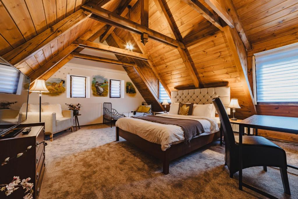 a bedroom with a bed and a desk in a room at ALBERT RESIDENCE Historical City Center Aparthotel in Braşov