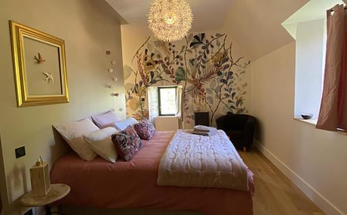 1 dormitorio con 1 cama grande en una habitación en Domaine de la Bigottière en Montigné-le-Brillant
