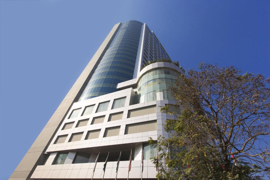 um edifício alto com um céu azul ao fundo em The Westin Dhaka em Daca