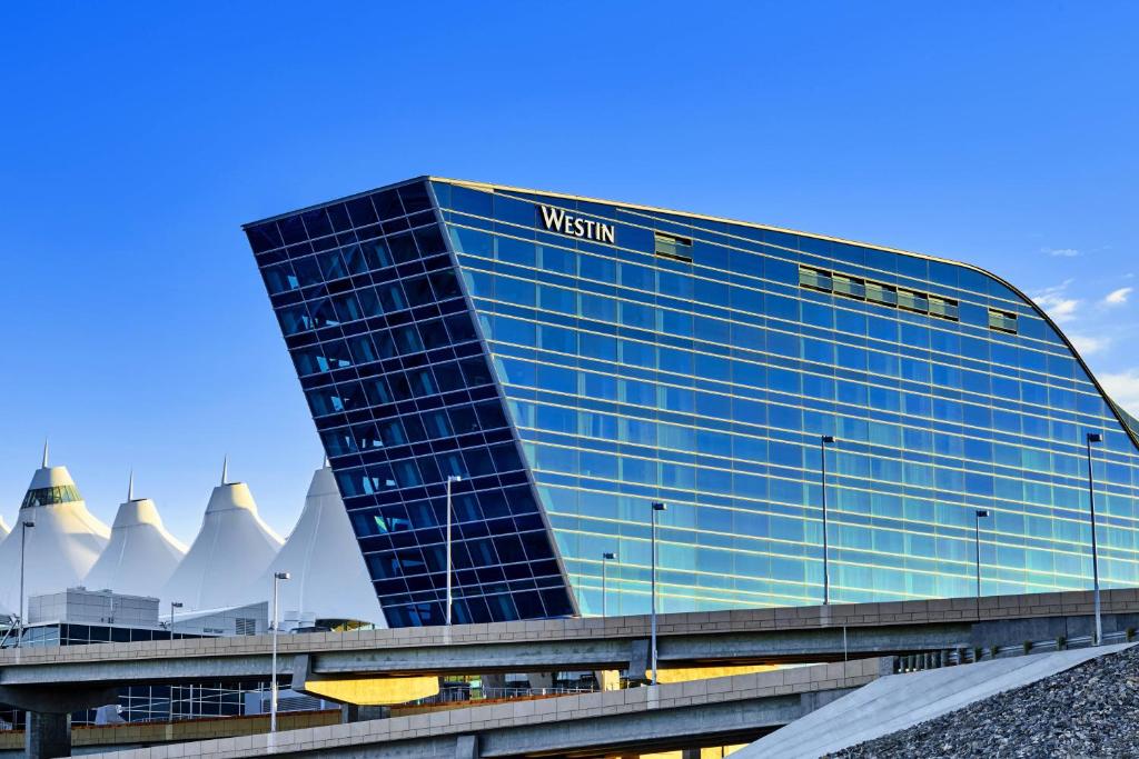 uma vista de um edifício com uma placa em The Westin Denver International Airport em Denver