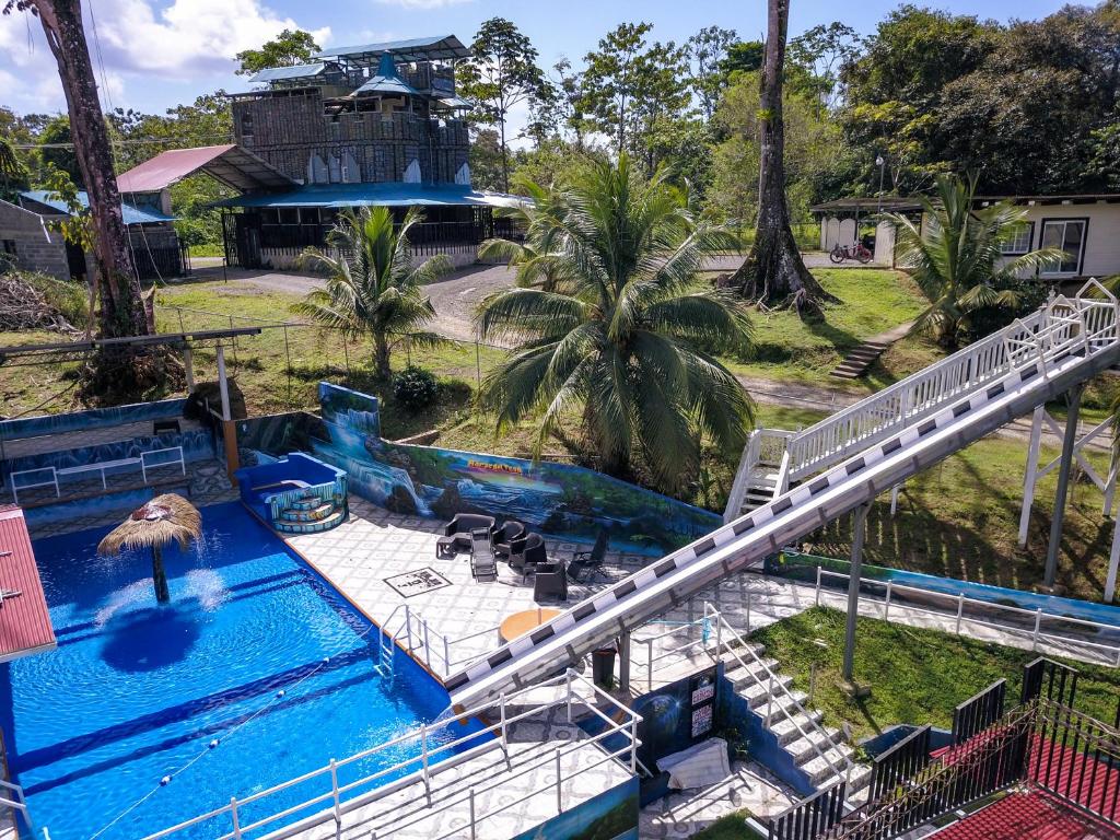 een uitzicht over een zwembad in een resort bij Castillo Inspiracion Hostel in Bocas del Toro