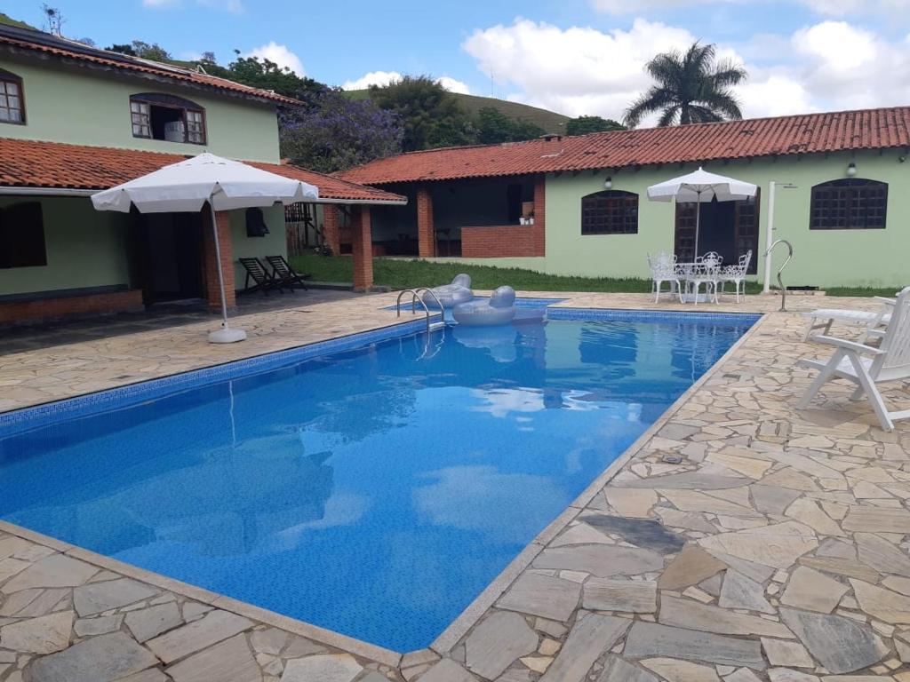 בריכת השחייה שנמצאת ב-Casa de Campo "Recanto Céu Azul" או באזור
