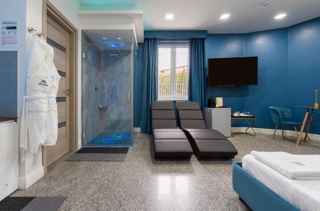 TV a/nebo společenská místnost v ubytování Hotel Ibisco Suites & Relax