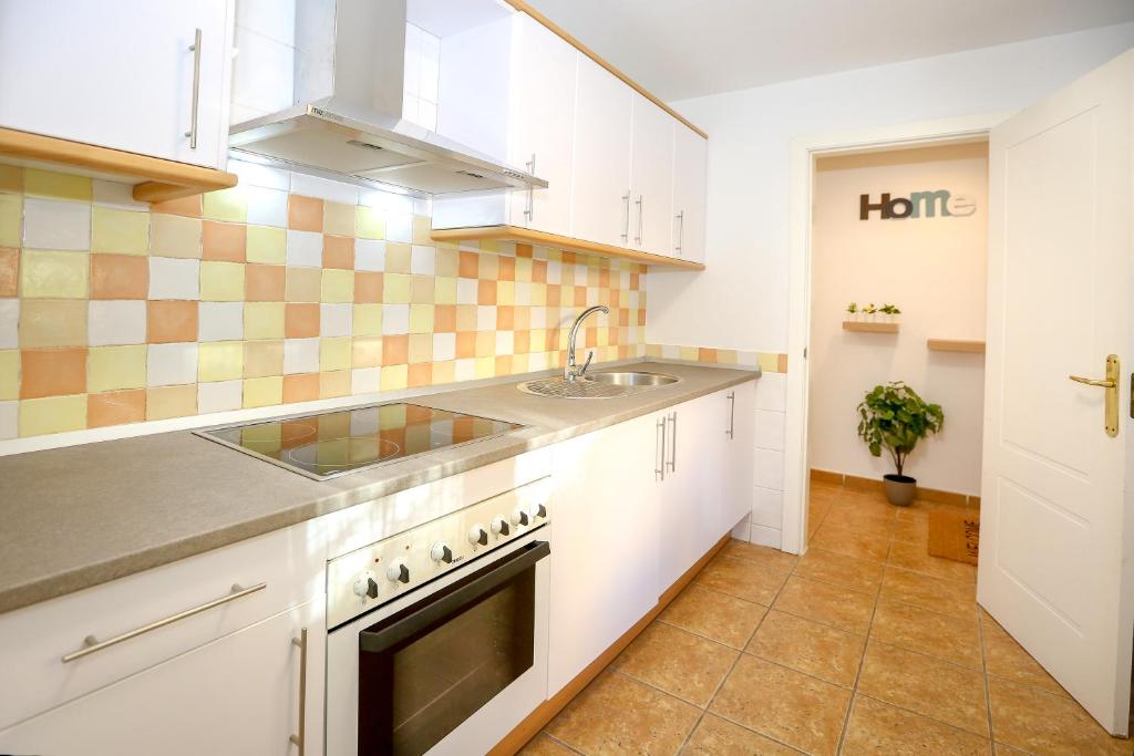 Kuchyň nebo kuchyňský kout v ubytování MONTESOL HOME - Parking Gratis