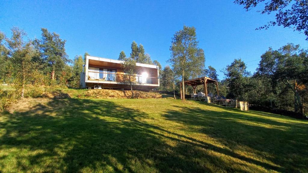 une maison sur une colline avec une grande cour dans l'établissement Horizonte Monte Verde, à Mondim de Basto