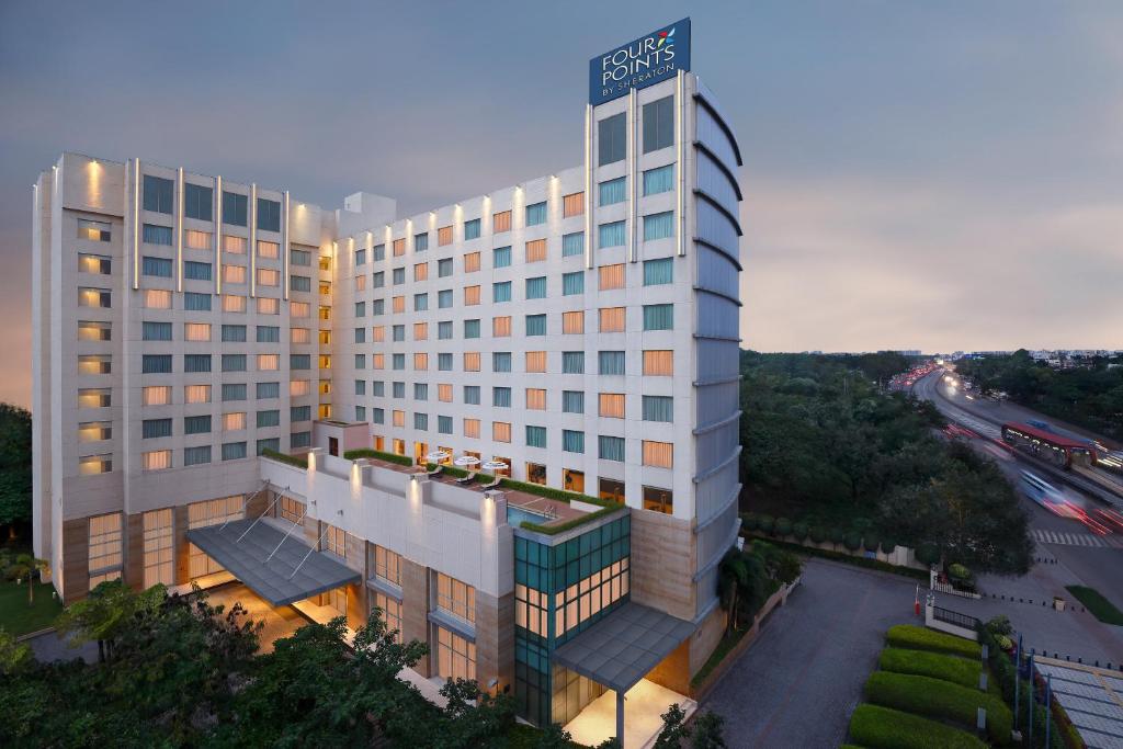 una vista aérea de un hotel con un edificio en Four Points by Sheraton Hotel and Serviced Apartments Pune en Pune