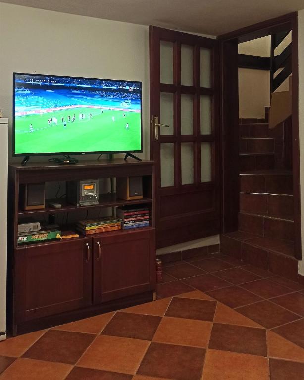 un soggiorno con TV a schermo piatto su un centro di intrattenimento di Vikendica Kop a Kopaonik