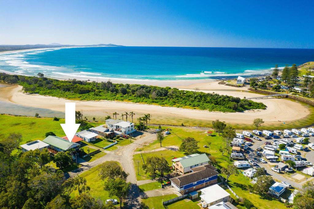 - une vue aérienne sur un parking à côté d'une plage dans l'établissement Bellhaven 1, 17 Willow Street, à Crescent Head