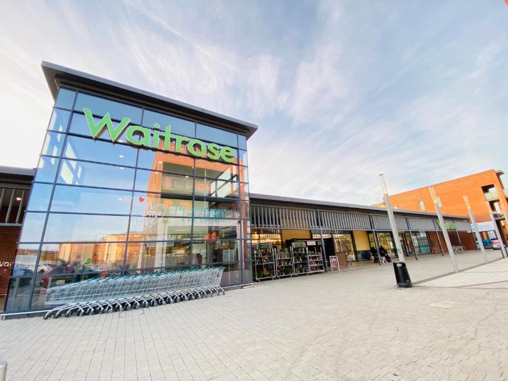Supermarket nebo jiné obchody v  apartmánu nebo okolí