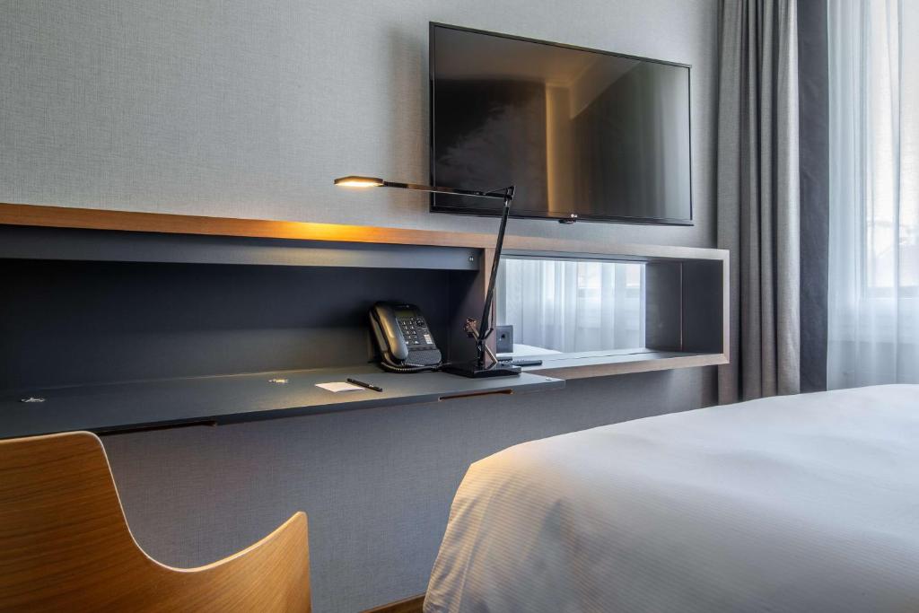 Televiisor ja/või meelelahutuskeskus majutusasutuses Radisson Blu, Basel