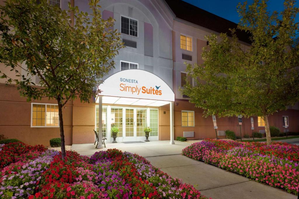 una señal para un hotel con flores delante en Sonesta Simply Suites Nanuet en Nanuet